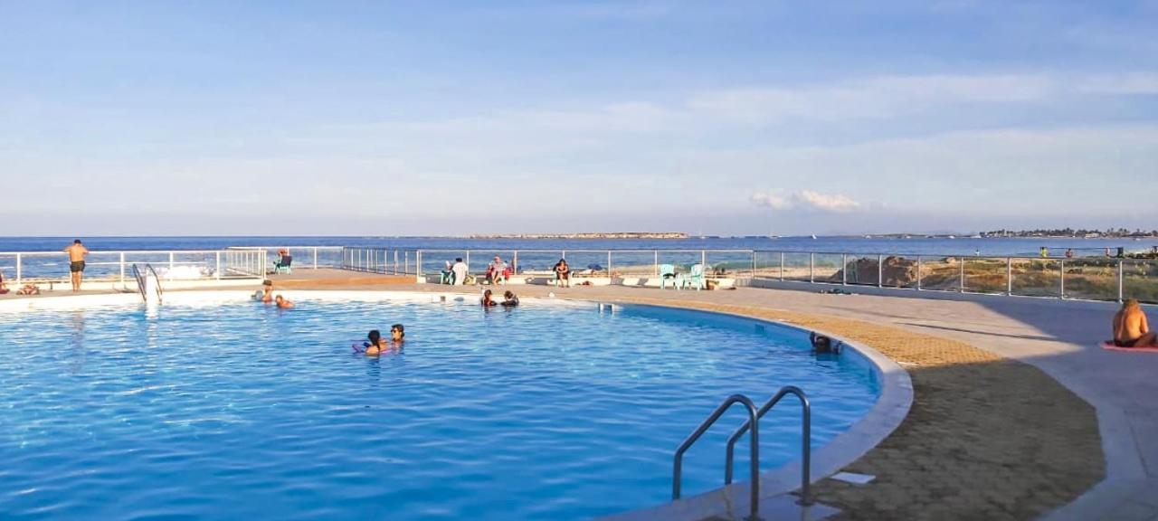 Front Line Unit 520 Ft2 - 48 M2, On Second Floor, Stunning Ocean View Apartment Cul de Sac ภายนอก รูปภาพ